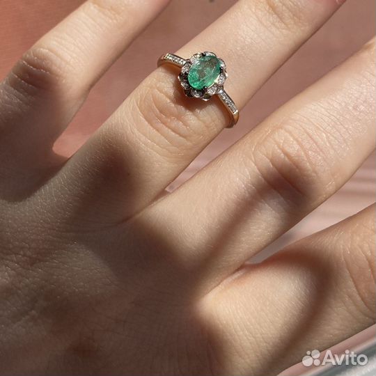 Золотое кольцо с изумрудом и бриллиантами новое