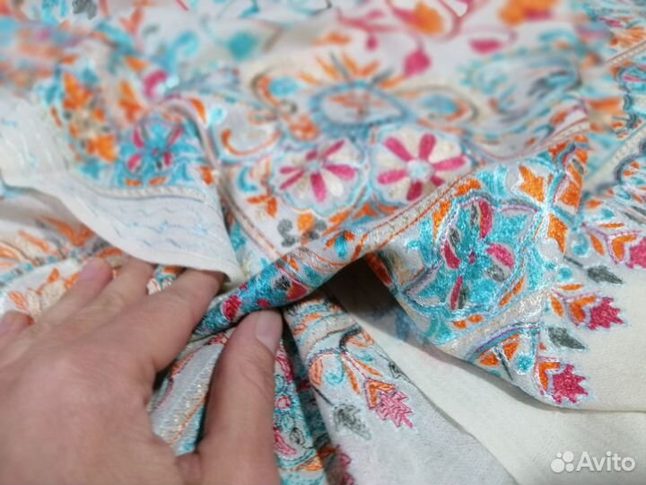 Палантин из тонкой шерсти с вышивкой Индия