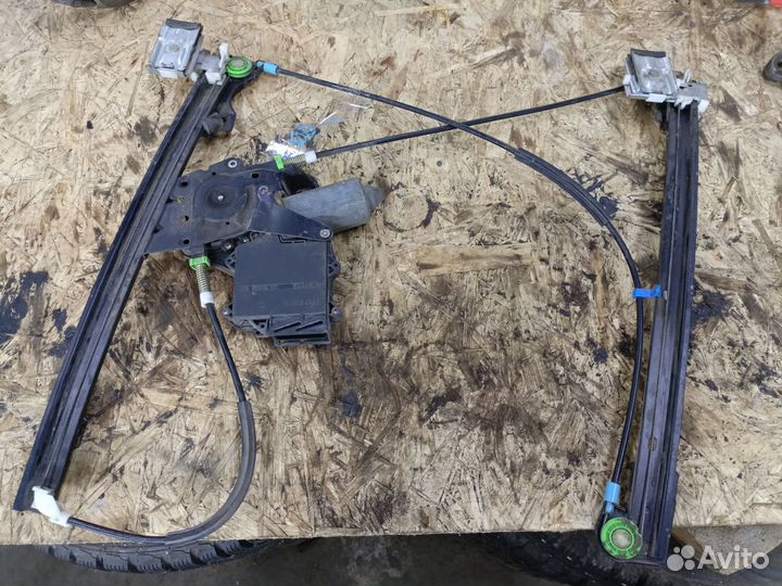 Передний левый электро стеклоп. Volkswagen Golf 3