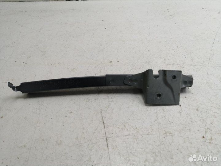 Направляющая стекла передняя правая Nissan Terrano