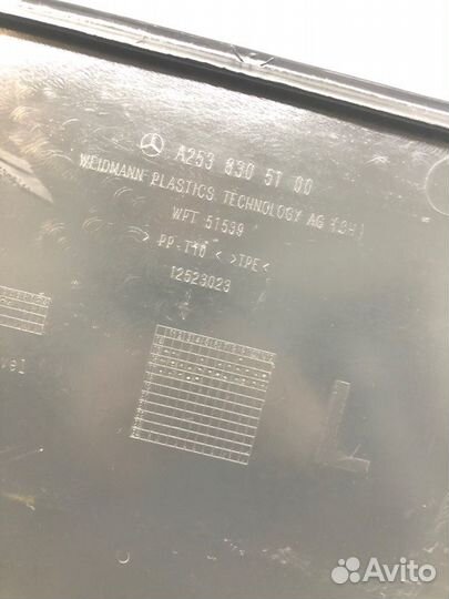 Накладка моторного отсека левая Mercedes-Benz Glc