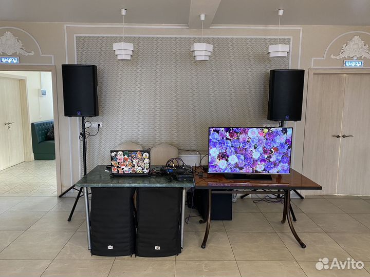 Dj, звукооператор со своим оборудованием