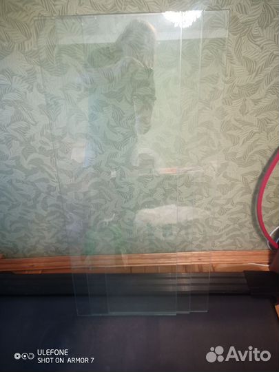 Стеклянные полки в стенку сервант