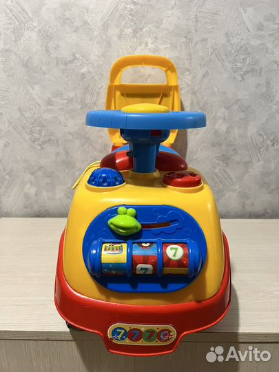 Машинка каталка толокар с ручкой