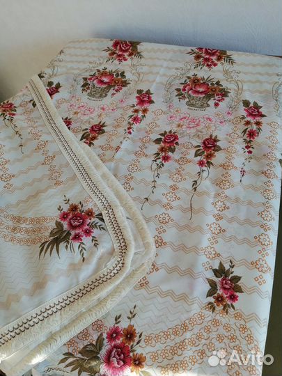 Покрывало и декоративные наволочки на кровать