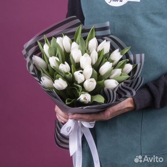 Букет из белых сортовых тюльпанов 51 шт