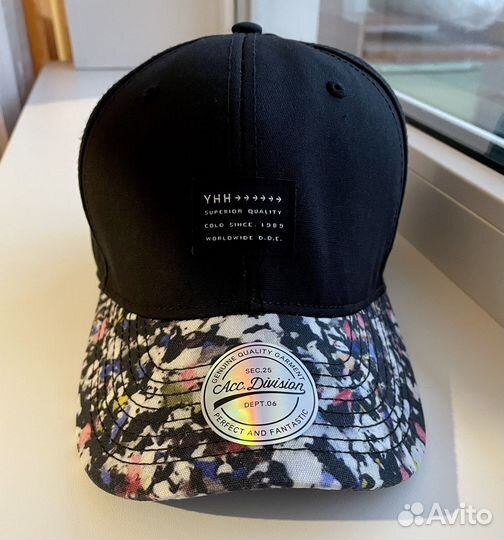 Бейсболка H&M чёрная с цветным козырьком