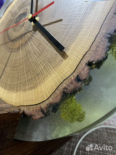 Часы ручной работы с мхом и пнем