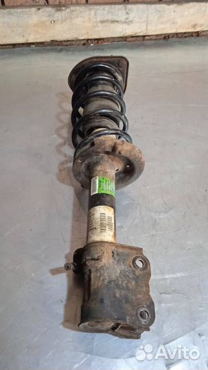 Стойка амортизатора передняя правая Mitsubishi