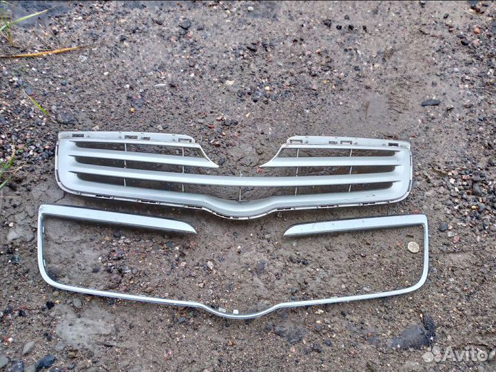 Решетка радиатора toyota avensis