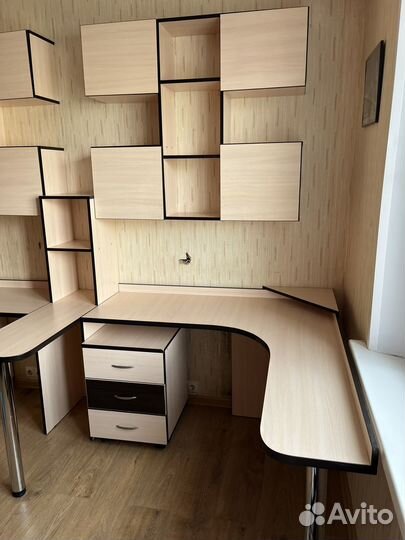 Угловой письменный стол с полками