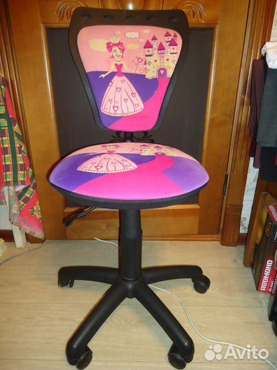 Детское кресло на колёсиках