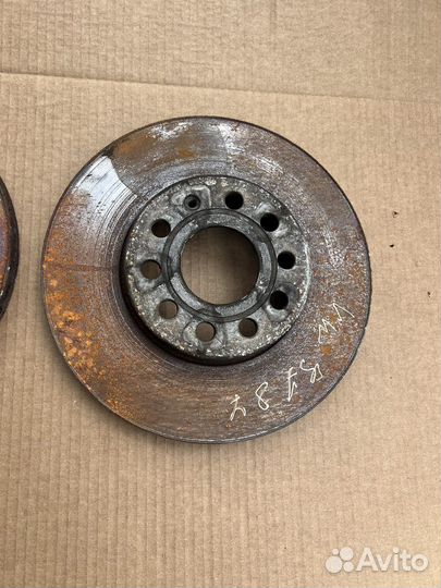 Передние тормозные диски VW Golf 6