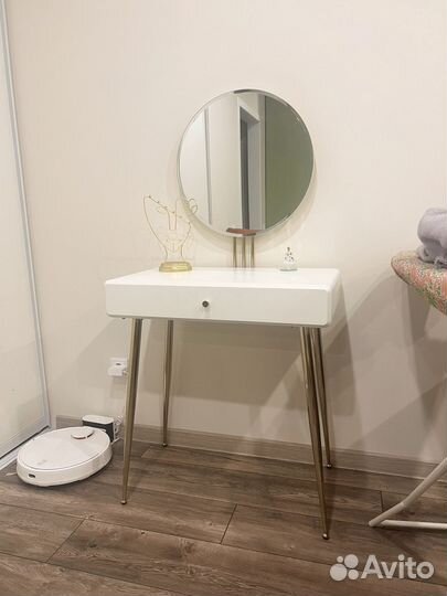 Туалетный столик с зеркалом