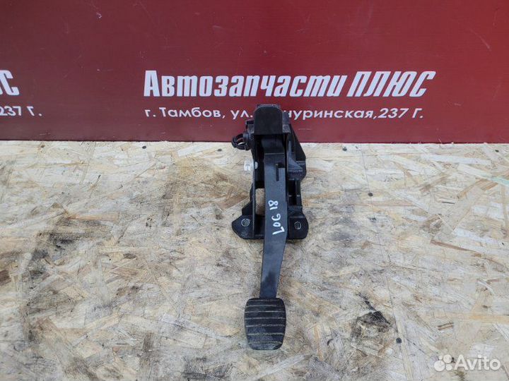 Педаль сцепления Renault Logan