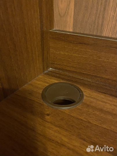 Рабочий стол с полками