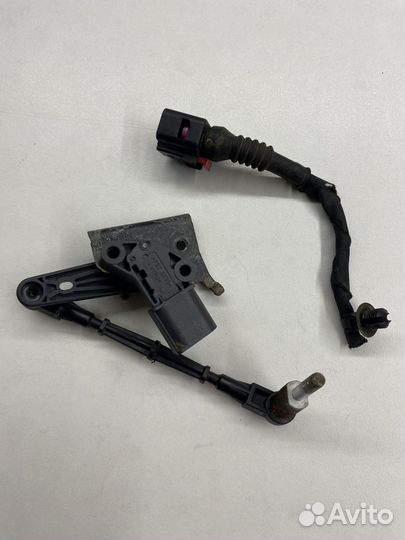 Датчик высоты подъема задний левый Volkswagen