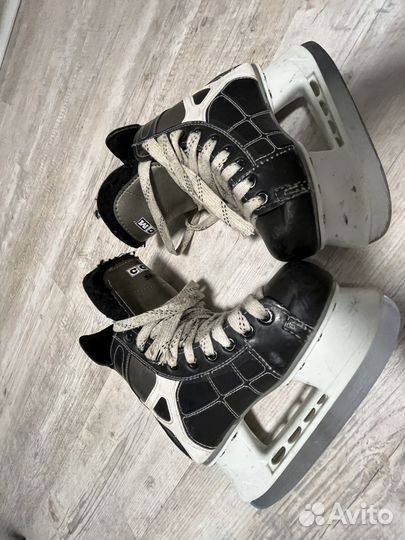 Хоккейные коньки CCM 35размер