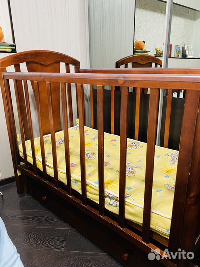 Кроватка детская с маятником, выдвижным ящиком