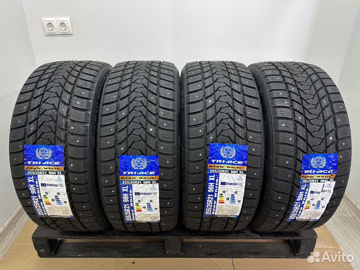 Tri Ace Snow White II Stud 255/35 R21 98H