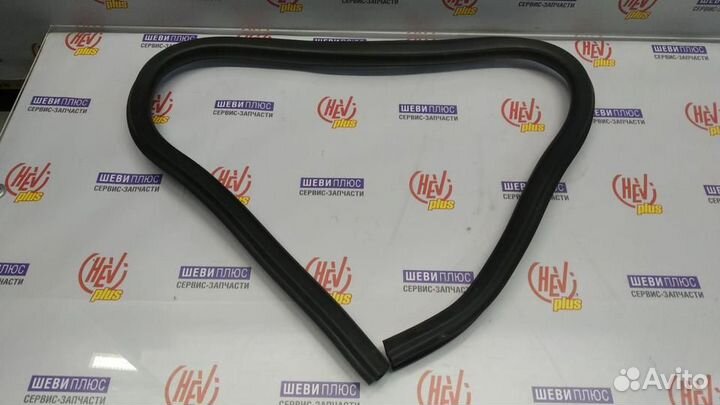 Уплотнитель стекла двери задней правой Hummer H3