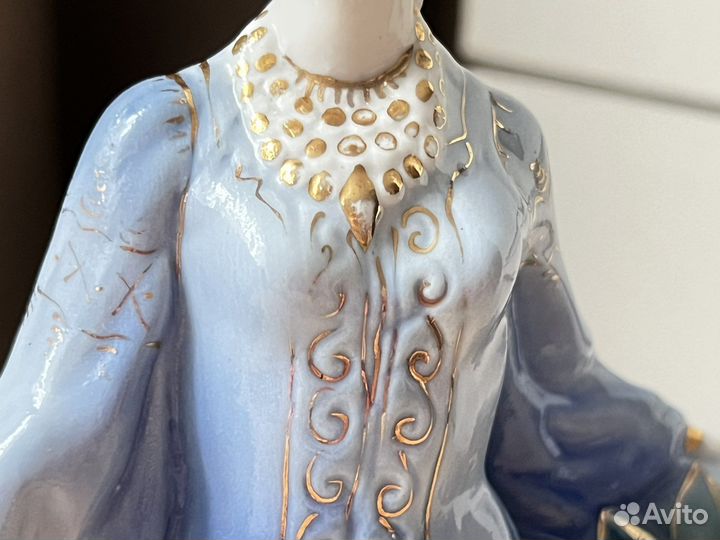 Фарфоровая статуэтка 
