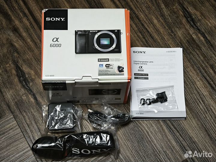Коробка Sony a6000 с аксессуарами