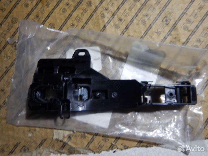 Кронштейн передний левый Renault Arkana