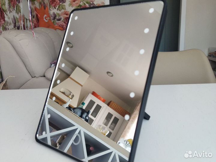 Зеркало с подсветкой настольное