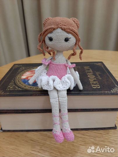 Кукла балерина, связанная крючком