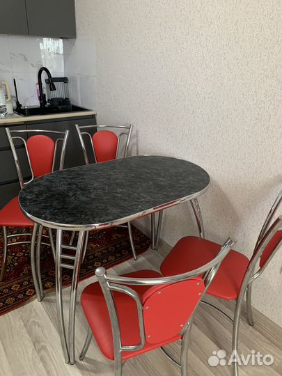 Кухонный стол и стулья