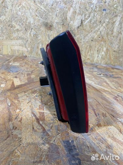 Фонарь в крышку багажника левый Volkswagen Passat