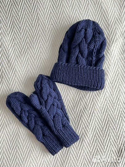 Шапка и варежки ручной работы