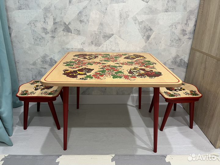 Стол с двумя табуретками детский