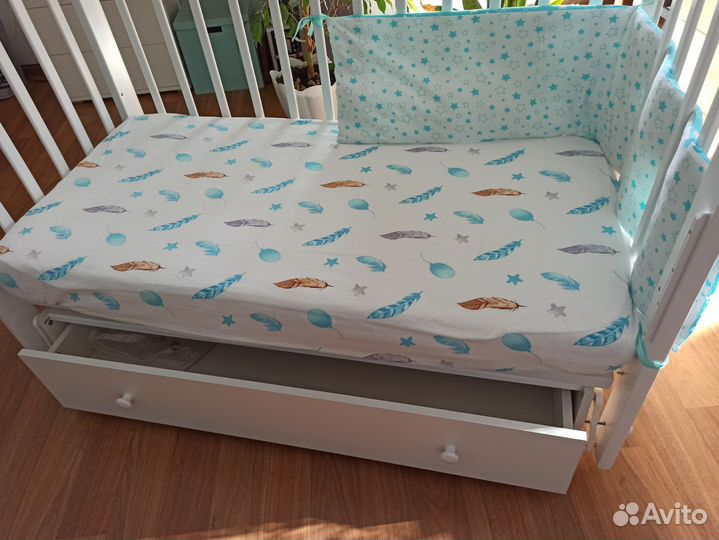 Кроватка детская с маятником и матрасом