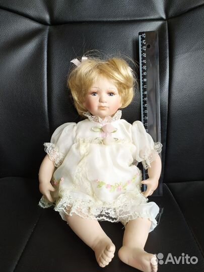 Кукла фарфоровая