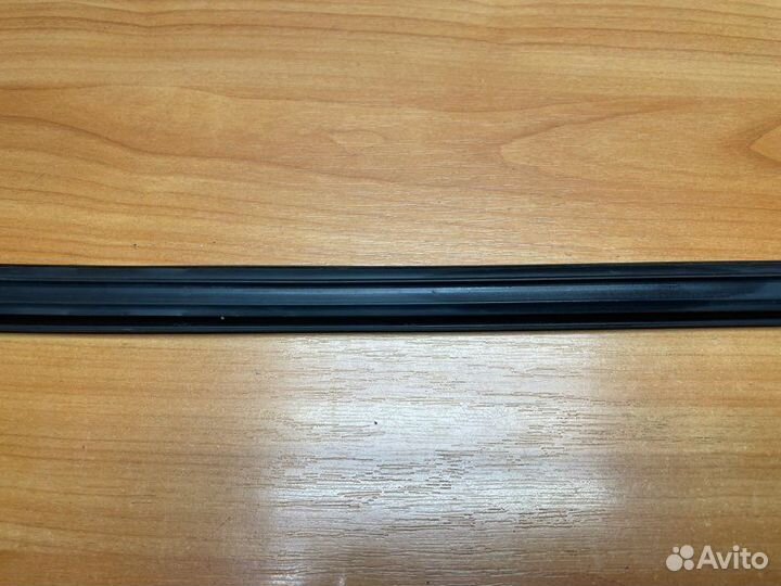 Уплотнитель стекла двери задний левый Opel Astra H