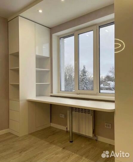 Письменный стол у окна