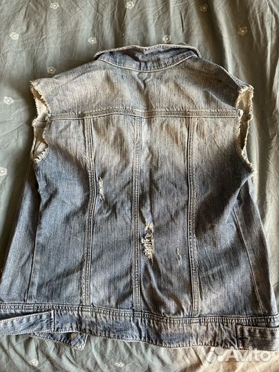 Джинсовая куртка без рукавов