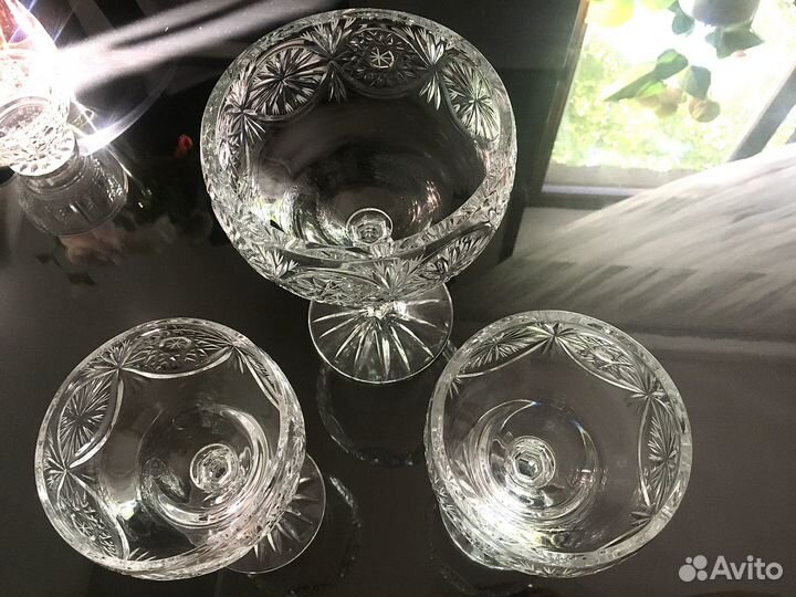 Хрустальные вазы на ножке