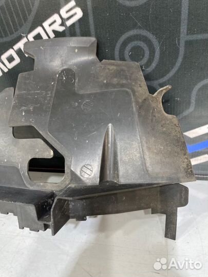 Воздуховод радиатора передний правый Audi A6