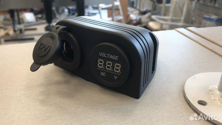 Разъем прикуривателя и цифровой вольтметр
