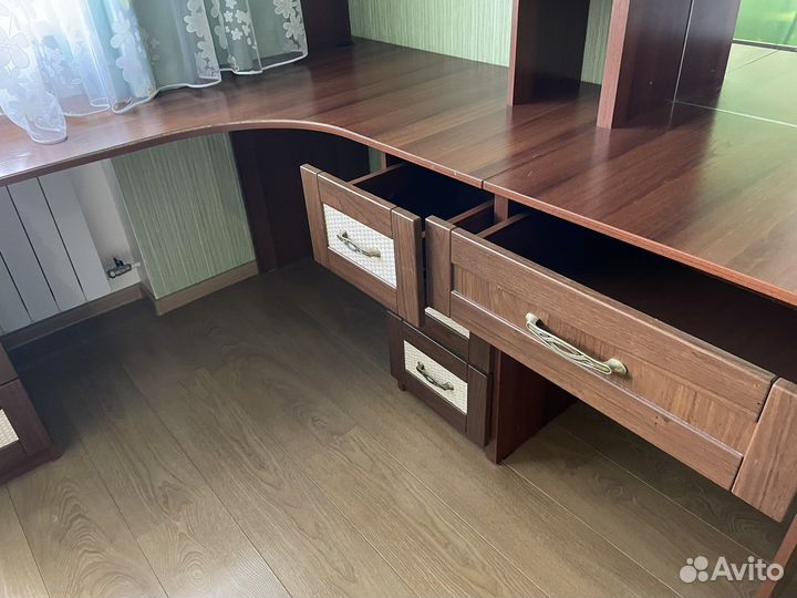 Угловой письменный стол с полками