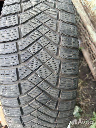 Pirelli Ice Zero 215/65 R16