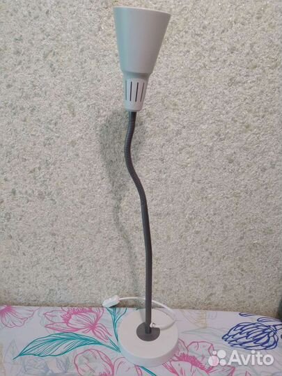 Лампа настольная белая Икеа