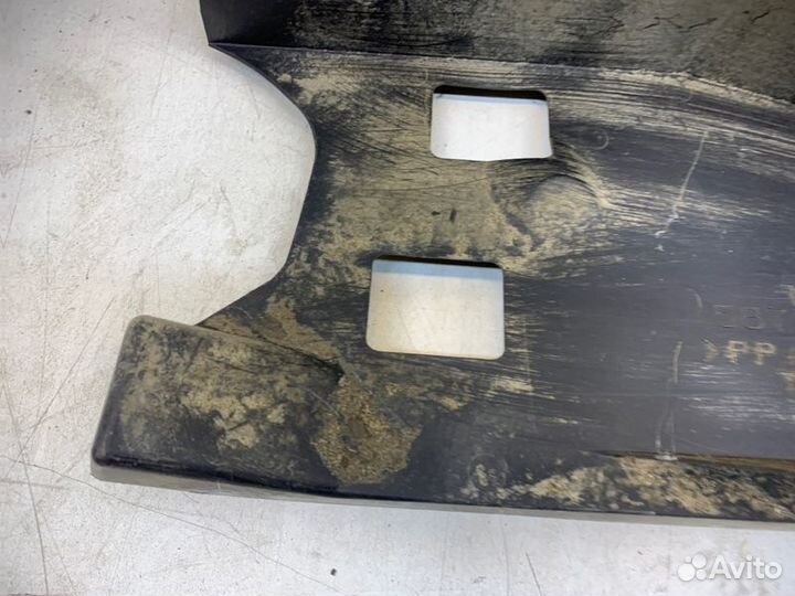 Пыльник бампера задний правый Toyota Land Cruiser