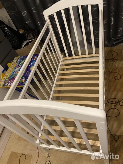 Детская кроватка с маятником