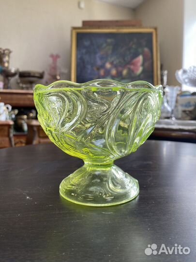 Урановое стекло старинная конфетница ваза