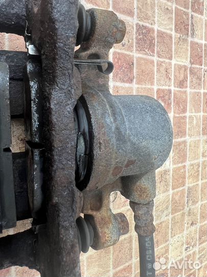 Задний левый суппорт на Mitsubishi Lancer 10