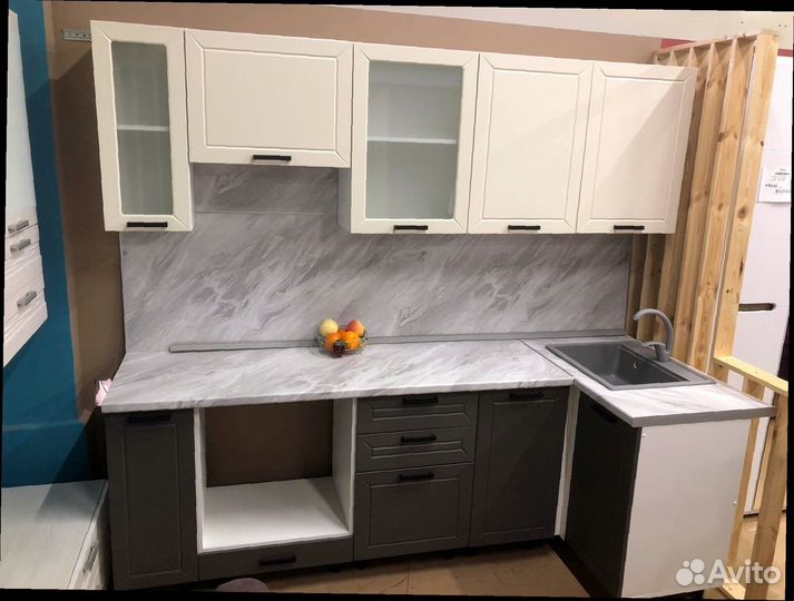 Угловая кухня с высокими верхними шкафами новая